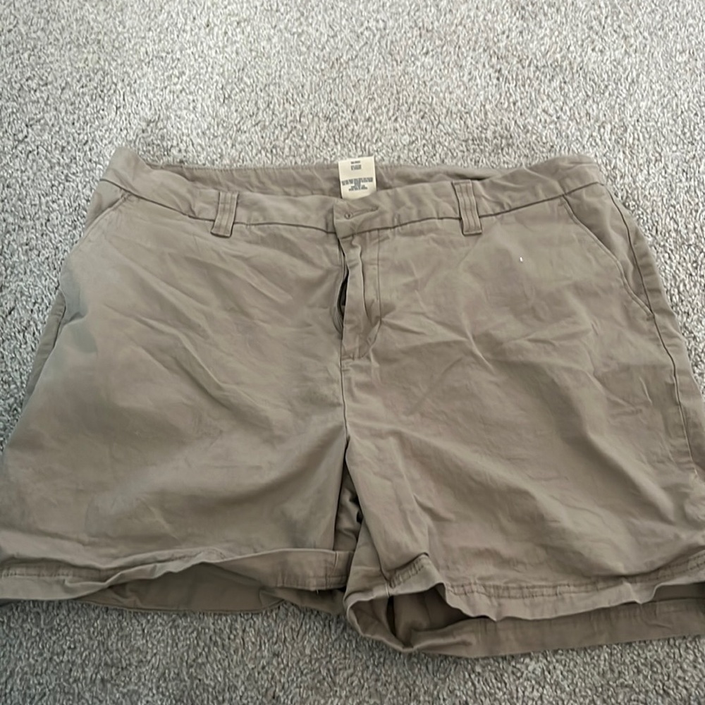 Magellan outdoors khaki 5” inseam shorts, size 16